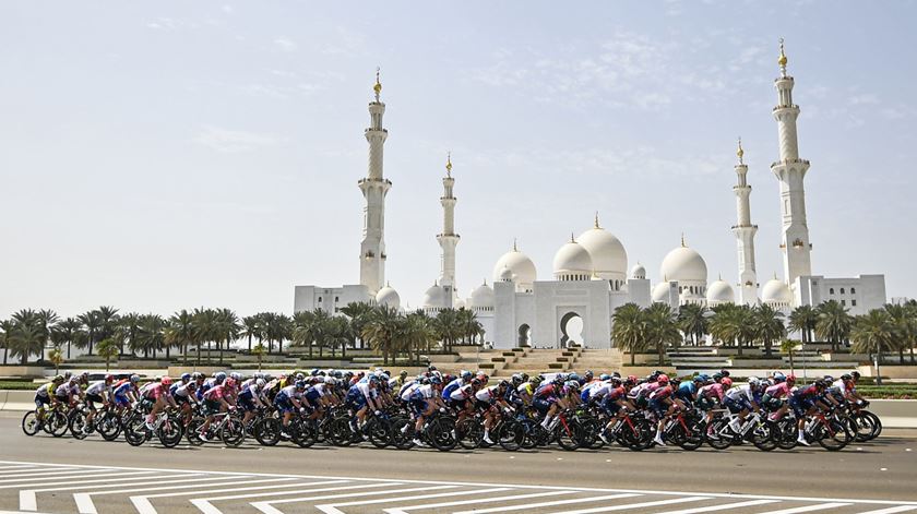 João Almeida sobe ao 6.º lugar na Volta aos Emirados Árabes Unidos