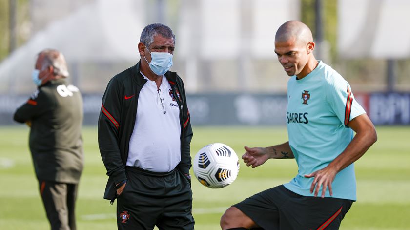 Fernando Santos monitoriza evolução de Pepe ao minuto