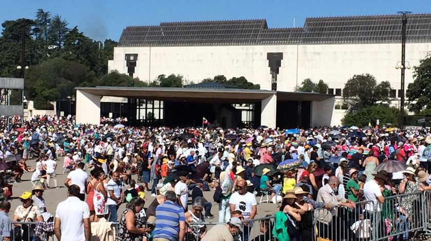 Bispo apela em Fátima: "Não deixem os filhos sozinhos com a TV e as redes sociais"