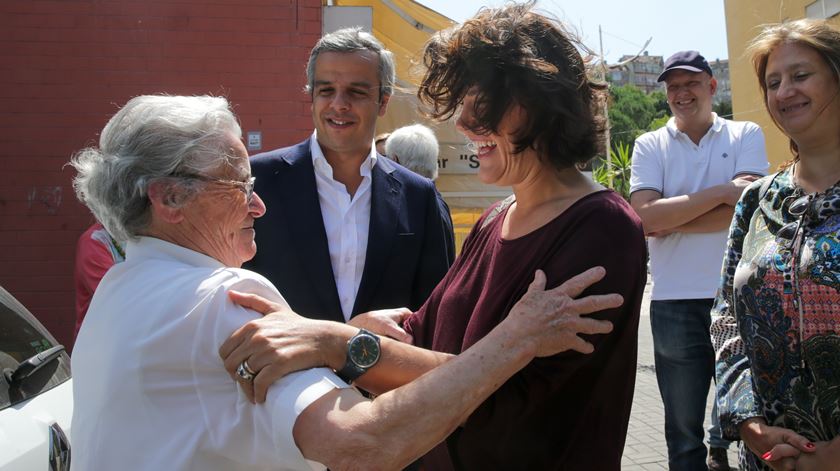 Cristas cumprimentada por uma religiosa durante uma visita ao Bairro Quinta do Loureiro, em Lisboa. Foto: Tiago Petinga/Lusa