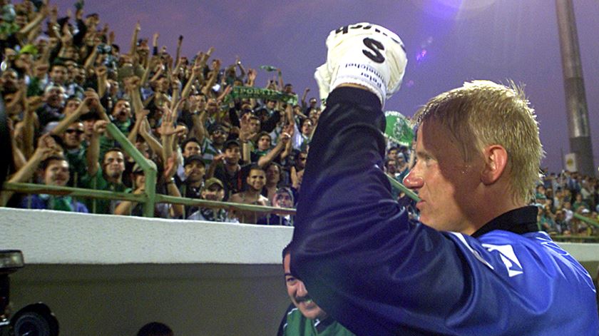 Peter Schmeichel foi uma das maiores figuras do título conquistado pelo Sporting Foto: Reuters