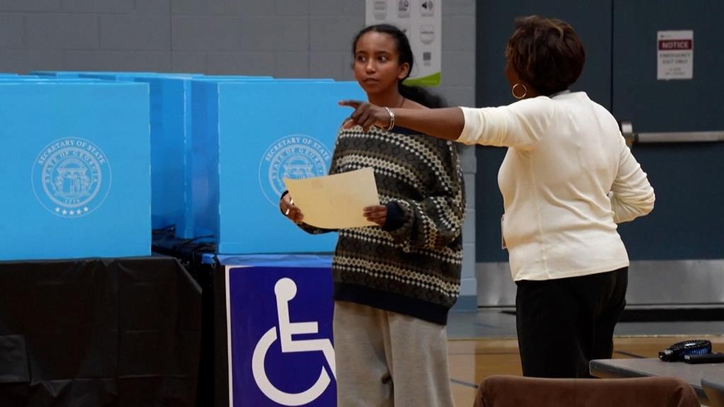 Pheobe foi a última a votar numa mesa da Georgia. O boletim (que quase não depositava) fará a diferença? Pheobe foi a última a votar numa mesa da Georgia. O boletim (que quase não depositava) fará a diferença?