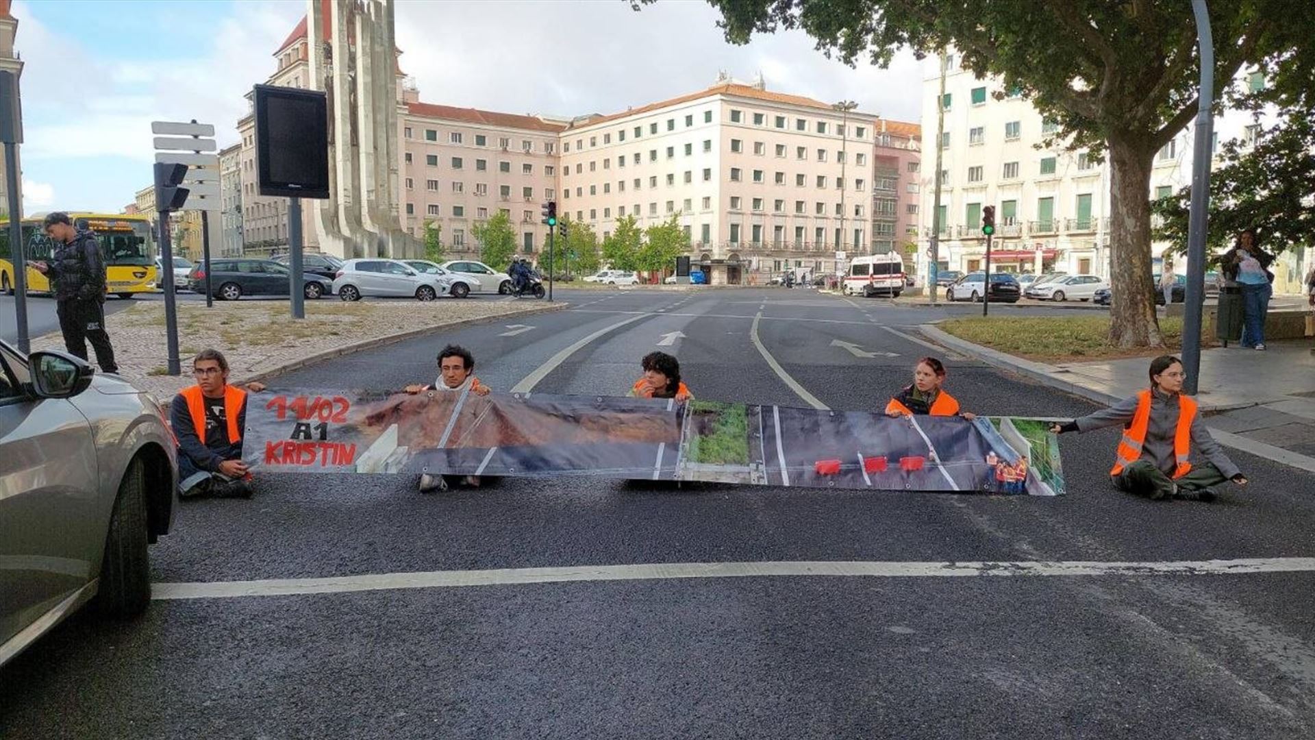 “A Kristin tem culpados”: apoiantes do Climáximo bloqueiam Avenida Gago Coutinho