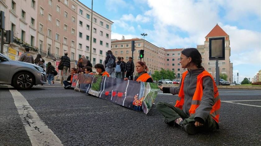 Apoiantes do Climáximo bloqueiam Avenida Gago Coutinho. Foto: Climáximo Apoiantes do Climáximo bloqueiam Avenida Gago Coutinho. Foto: Climáximo