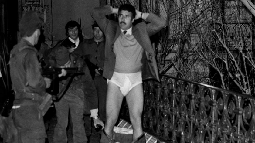 “Um PIDE em cuecas” foi a última fotografia de Eduardo Gageiro no 25 de Abril “Um PIDE em cuecas” foi a última fotografia de Eduardo Gageiro no 25 de Abril