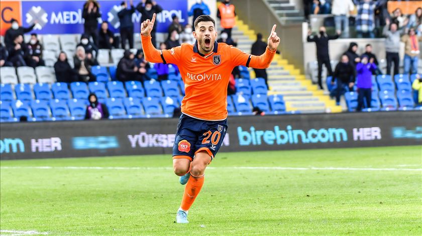 Adeus, Benfica. Al Wahda oficializa contratação de Pizzi