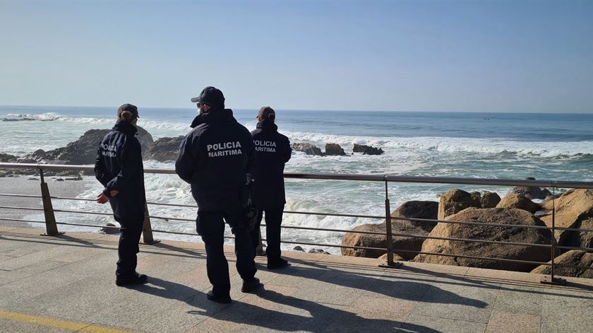 Envolvidos nas buscas estão meios da Polícia Marítima, Bombeiros Sapadores de Gaia, Instituto de Socorros a Náufragos e da Capitania dos Portos de Douro e Leixões