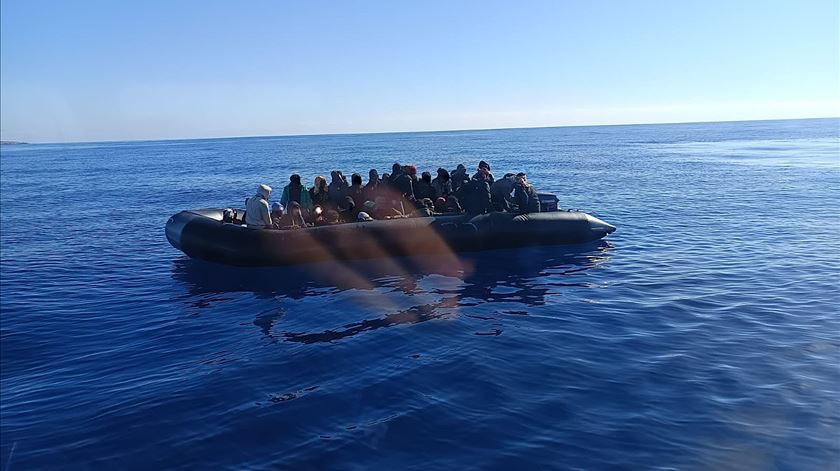 UE aprova novas regras para deportar migrantes para centros fora do bloco europeu