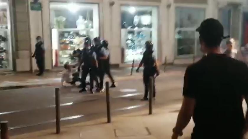 Festa portista nos Aliados acaba com carga policial sobre adeptos Festa portista nos Aliados acaba com carga policial sobre adeptos