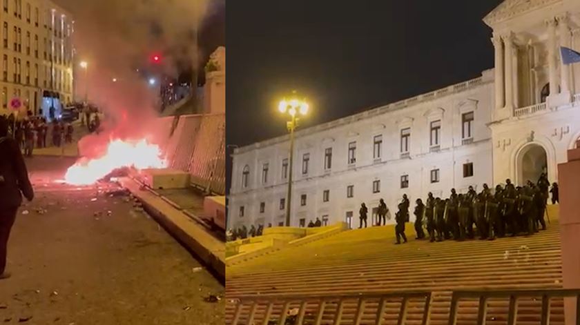 Manifestantes incendeiam caixotes frente à AR. Polícia desce a escadaria Manifestantes incendeiam caixotes frente à AR. Polícia desce a escadaria