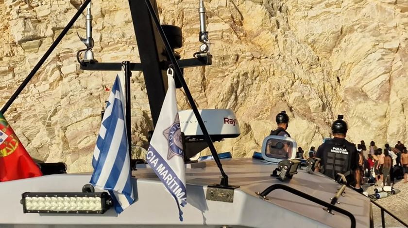 Polícia Marítima resgata 78 pessoas presas numa falésia na Grécia