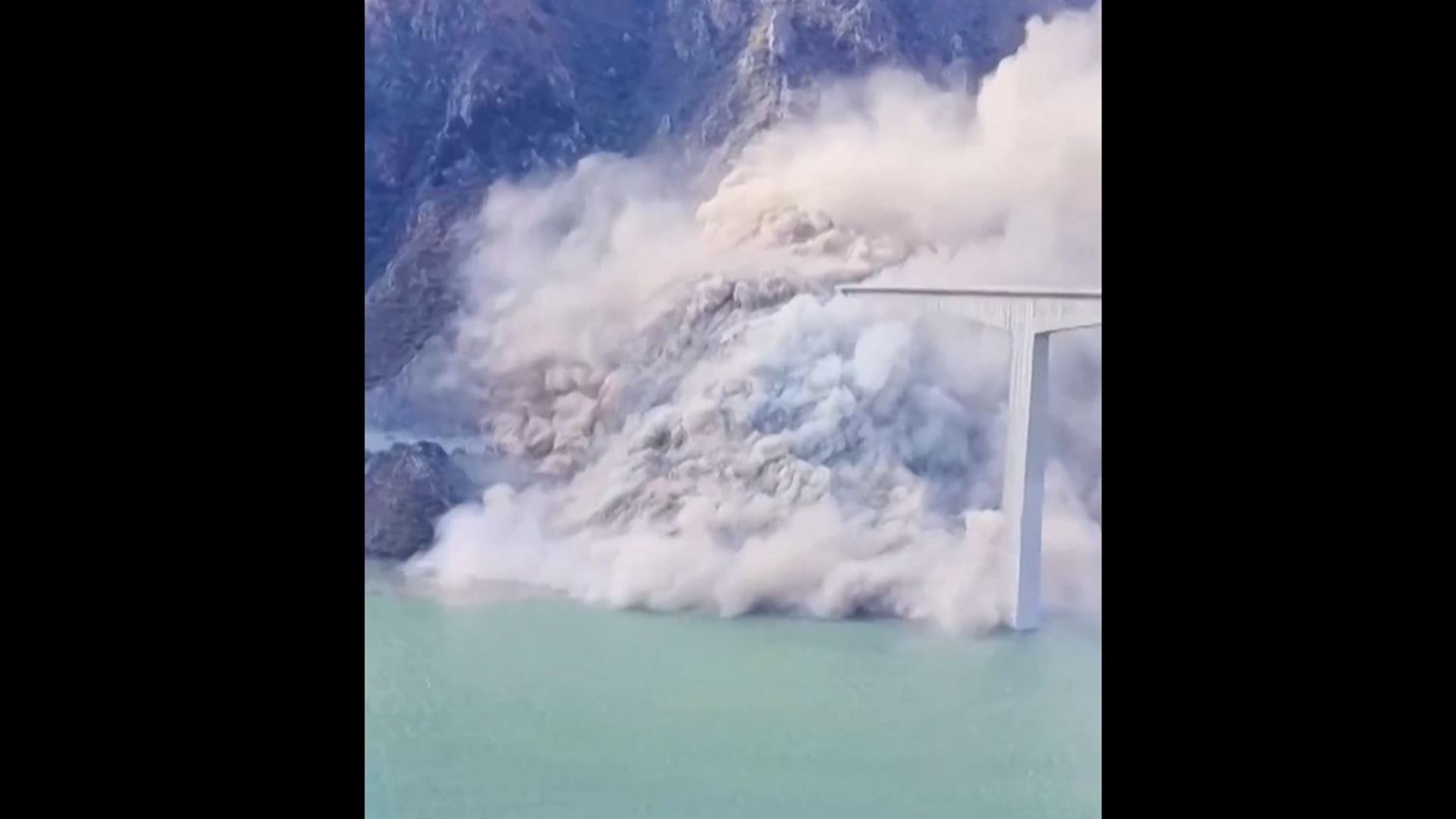 Ponte inaugurada recentemente desaba na China