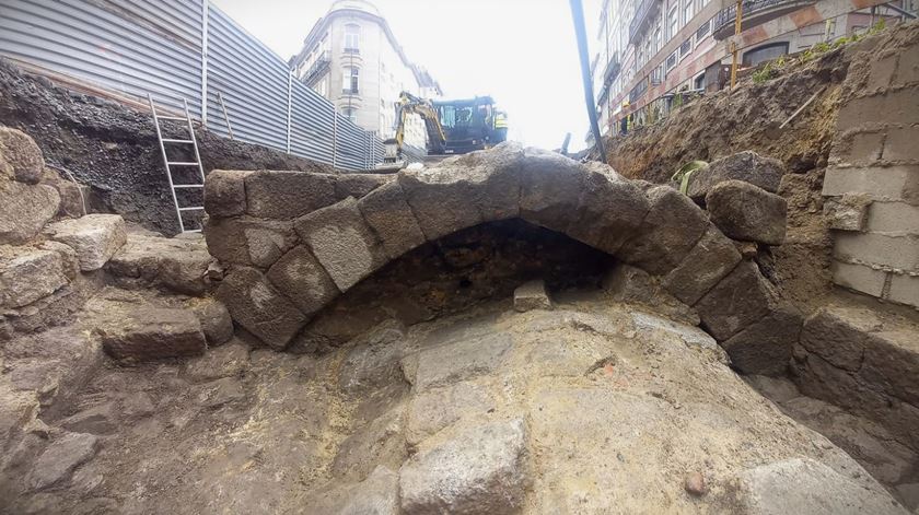 Ponte medieval descoberta em escavações da Metro do Porto. Fotos: Metro do Porto