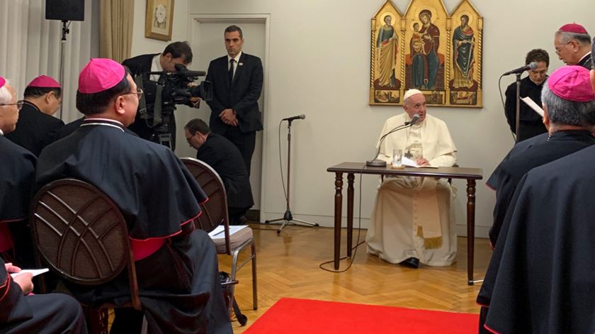 Papa Francisco a preparar-se para discursar aos bispos japoneses. Foto: Antonio Spadaro/Twitter