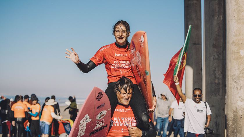 Marta Paço denuncia “desinvestimento” no parasurfing. Federação Portuguesa de Surf pede desculpa