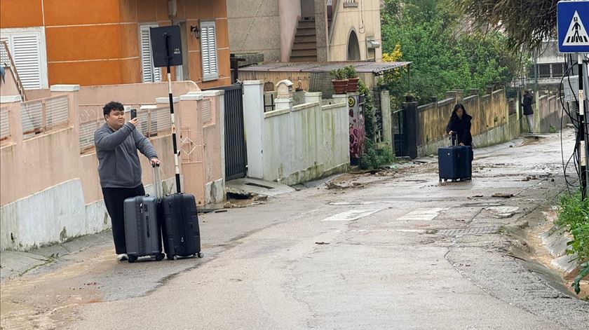 Residentes a abandonar as casas  Foto: João Cunha/RR