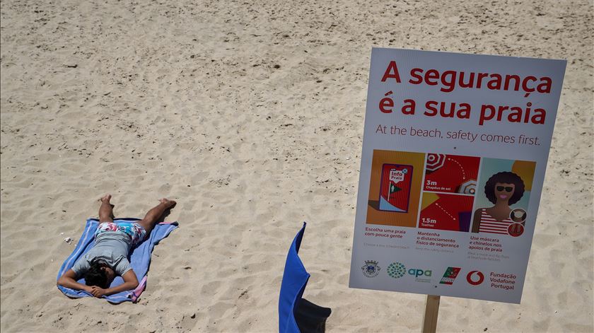 Letreiro na praia da Figueira da Foz alerta para as novas regras de distanciamento social e lotação máxima, na abertura da época balnear. Foto: Paulo Novais/ Lusa Letreiro na praia da Figueira da Foz alerta para as novas regras de distanciamento social e lotação máxima, na abertura da época balnear. Foto: Paulo Novais/ Lusa