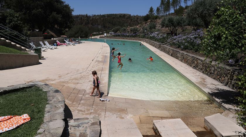 Praia Fluvial dos Cardigos, uma das zonas que chegou a estar ameaçada pelas chamas. Foto: Paulo Novais/Lusa