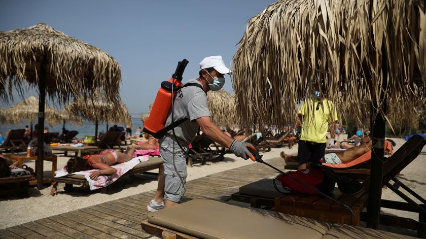 Desinfeção de praia em Atenas, na Grécia. Coronavírus, Coriv-19. Foto: Costas Baltas/Reuters