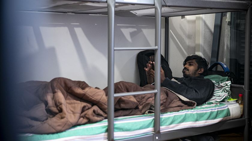 Migrantes acumulam-se em hostel do Porto. “200 euros por colchão? Isto não é viver” Migrantes acumulam-se em hostel do Porto. “200 euros por colchão? Isto não é viver”