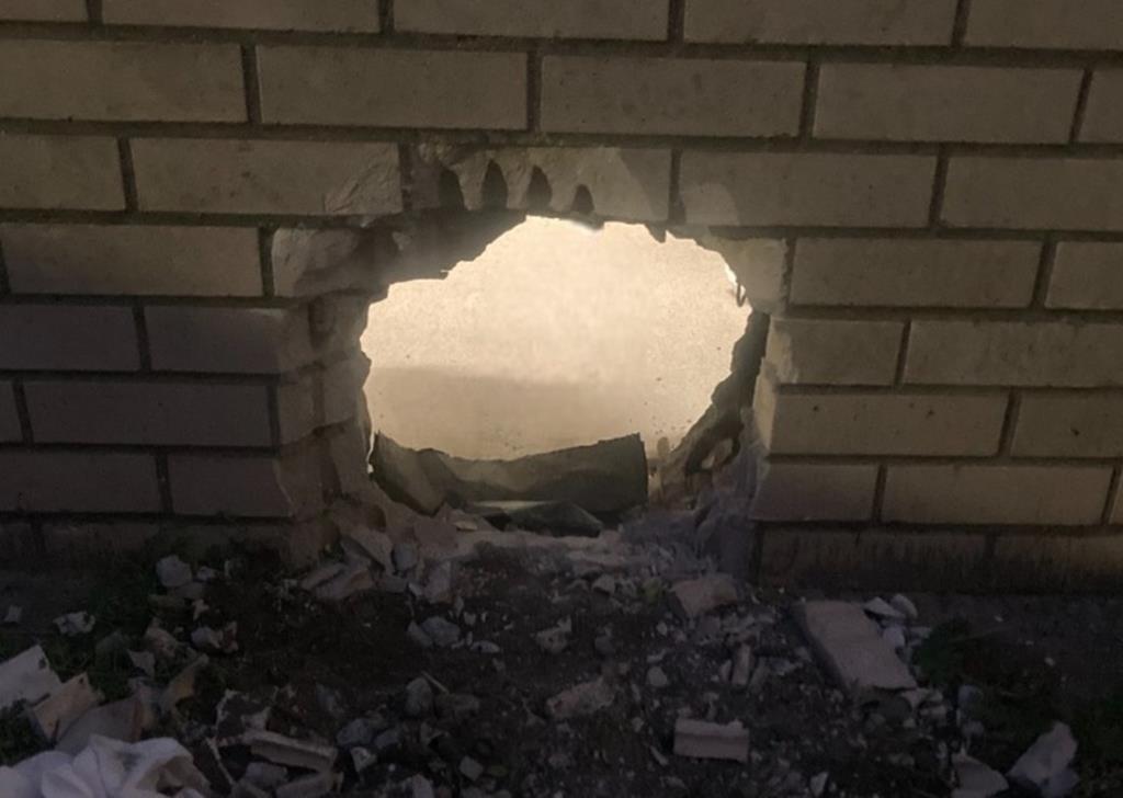 Escavam túnel com escova de dentes e são apanhados em casa de panquecas Foto: Instagram Newport's Sherrif Escavam túnel com escova de dentes e são apanhados em casa de panquecas Foto: Instagram Newport's Sherrif