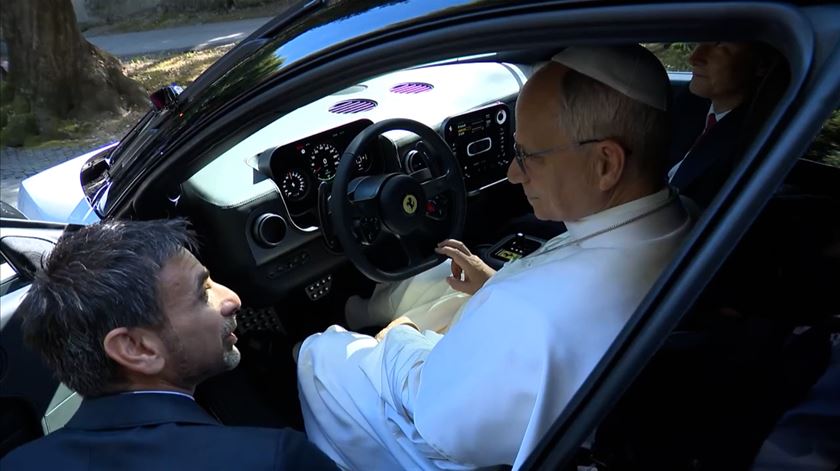 Vídeo: Papa testa primeiro Ferrari elétrico e senta-se ao volante do "Luce" Vídeo: Papa testa primeiro Ferrari elétrico e senta-se ao volante do "Luce"