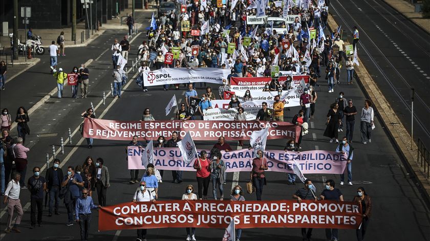 Centenas de professores protestam em Lisboa em defesa da carreira docente