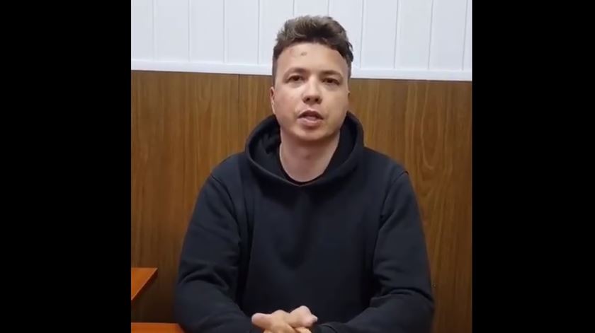Jornalista detido na Bielorrússia aparece em vídeo a confessar crimes