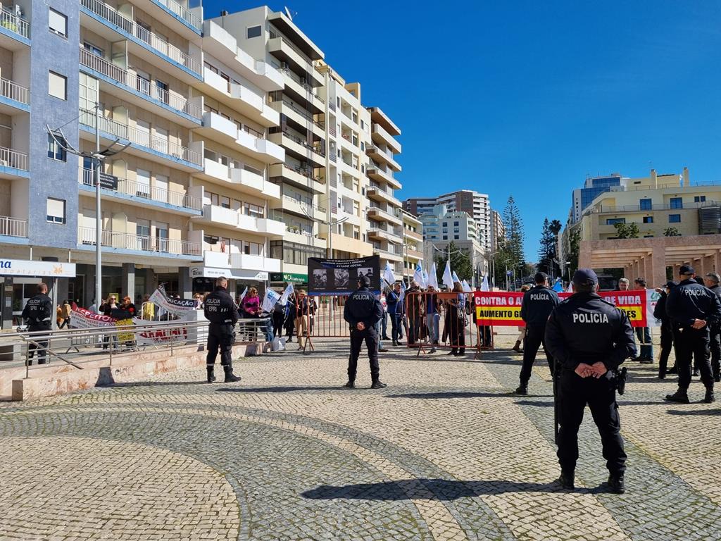 Reportagem de Rafael Duarte no protesto de professores e trabalhadores da AT no Conselho de Ministros em Faro