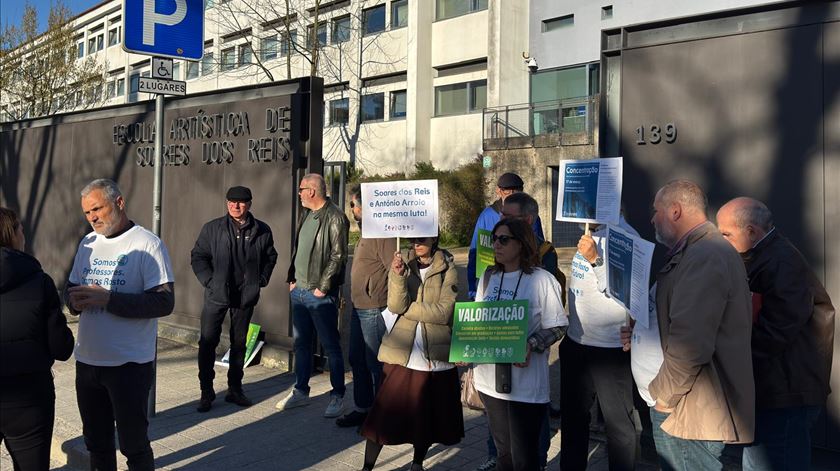 Professores protestam a favor de melhorias no Ensino Artístico Especializado