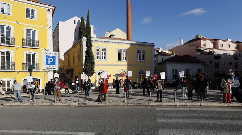 Protesto cumpriu o distanciamento entre manifestantes, em luta “contra o distanciamento do orçamento ao 1%”. Foto: António Cotrim/Lusa