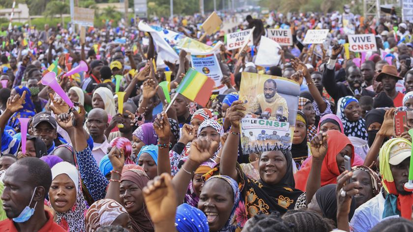 Manifestantes juntaram-se em apoio ao coronel Assimi Goita, do Comité Nacional de Salvação do Povo, autor do golpe de 18 de agosto. Foto: H. Diakaté/EPA