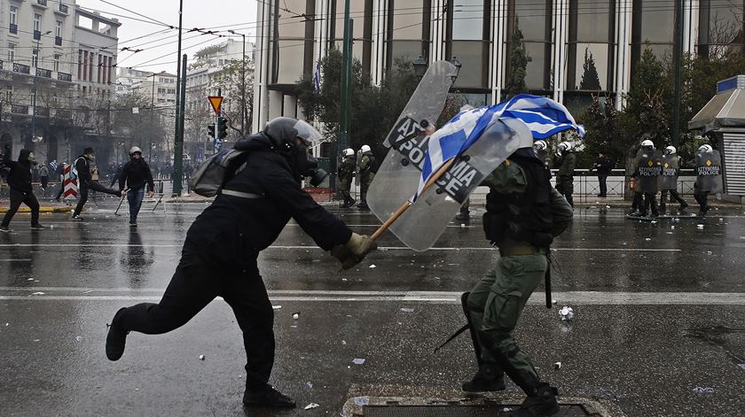 Momento de tensão entre um dos manifestantes e a polícia. Foto: Yannis Kolesidis/EPA