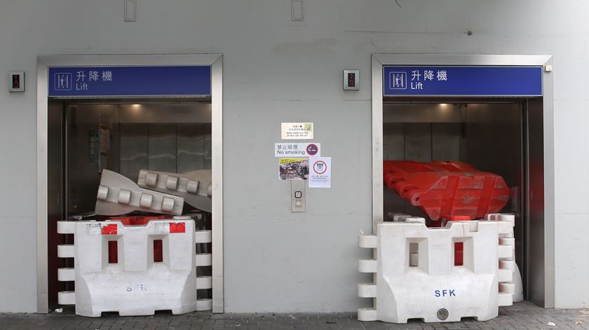 Manifestantes bloqueiam acessos ao aeroporto de Hong Kong. Foto: Jerome Favre/EPA