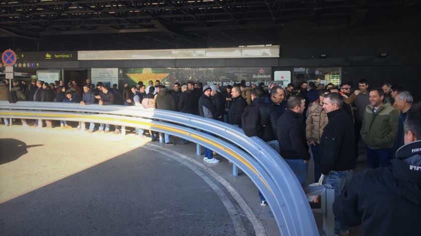 Concentração do Movimento Zero no aeroporto de Lisboa. Foto: João Cunha/RR