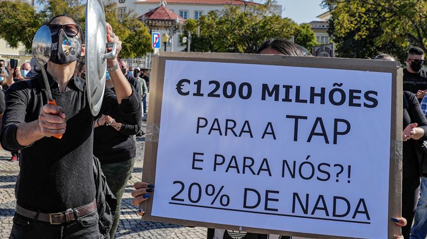 Manifestação de empresários e trabalhadores do setor da restauração organizada pelo movimento " A pão e Água " em protesto pelo alegado "esquecimento " a que foram votados com as medidas do Governo de apoio à Covid-19.Foto: Luís Forra/Lusa