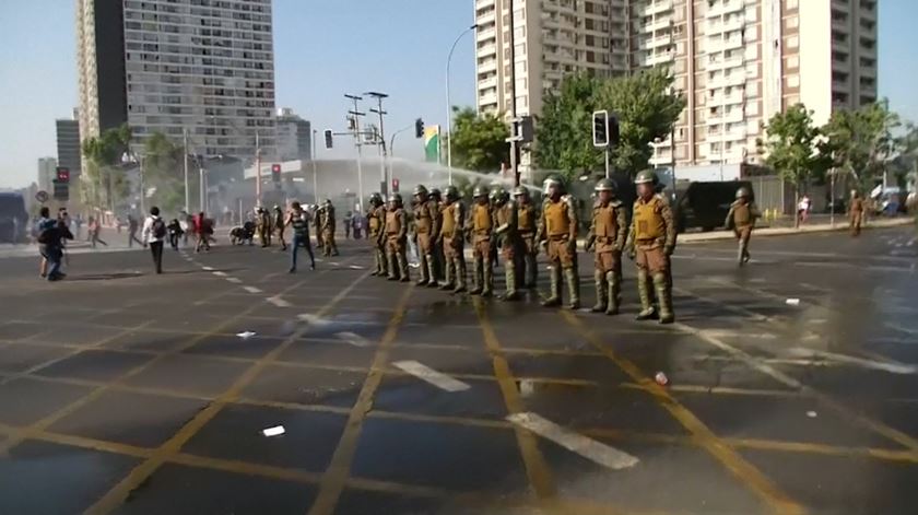 Canh&#245;es de &#225;gua varrem protestos contra visita do Papa ao Chile