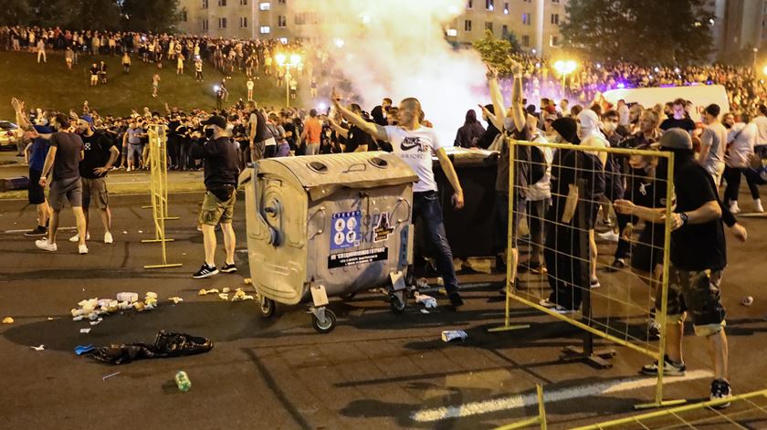 Pelo menos um manifestante morreu e milhares foram detidos durante protestos contra o que a popuçação diz ser uma "farsa eleitoral" orquestrada por Lukashenko. Foto: EPA