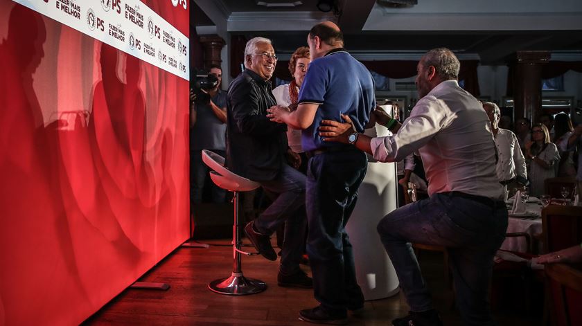 O secretário-geral do PS e cabeça de lista por Lisboa, António Costa, discursa durante um almoço em Vila Nova de Famalicão. Foto: Mário Cruz/Lusa