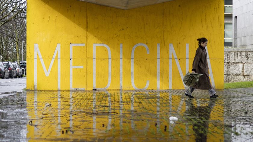 Vítimas de intoxicação alimentar na Faculdade de Medicina do Porto tiveram alta