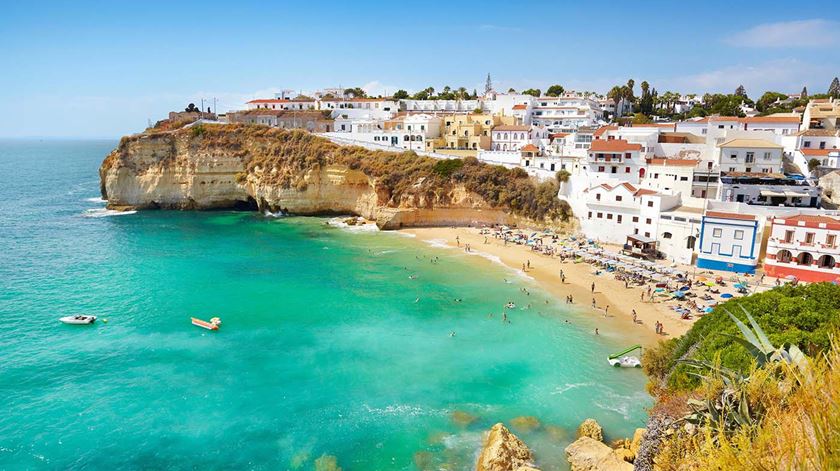 Praias algarvias cheias de turistas. Uma imagem que não se deverá repetir nesta Páscoa. Foto: DR