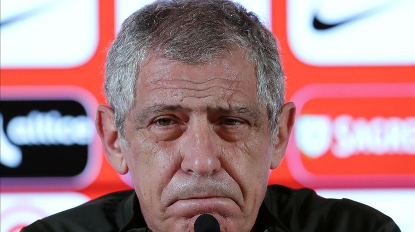 Fernando Santos só pensa no "play-off" do Mundial. Futuro "nem é questão que se coloque"