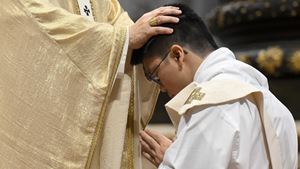 “Os sacerdotes não são super-heróis”: Igreja pede oração pela humanidade dos padres