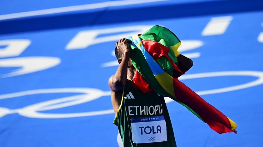 O etíope Tamirat Tola venceu e bateu o recorde olímpico. Foto: Anna Szilágyi/EPA