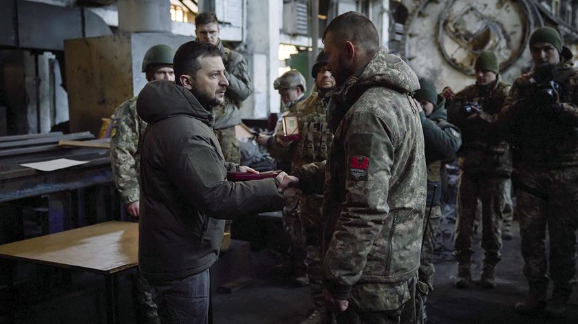 Visita de Volodymyr Zelensky à cidade de Bakhmut, na linha da frente. Foto: EPA