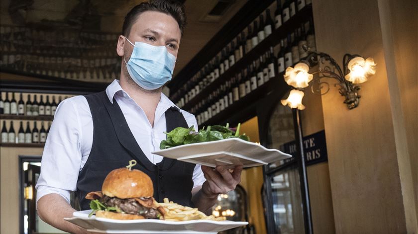 Ivaucher para restaurantes, alojamento e cultura exclui agências de viagens