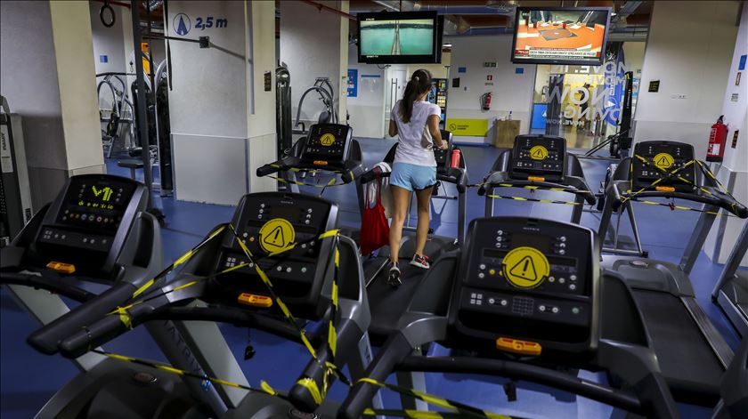Distanciamento físico em ginásios baixa para 1,5 metros
