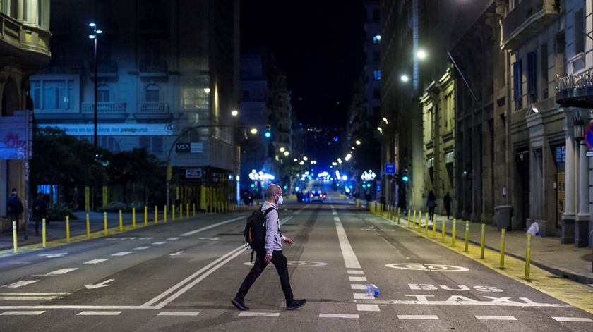 Estradas desertas em Barcelona, durante o recolher obrigatório. Foto: Quique Garcia/EPA