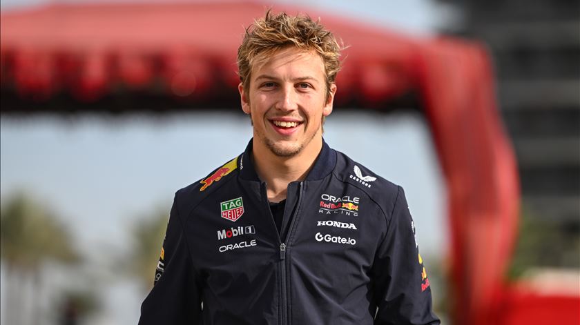Liam Lawson, o estreante menos estreante, tem uma prova de fogo como colega de Max Verstappen. Foto: Rudy Carezzevoli/Getty Images/Red Bull Content Pool