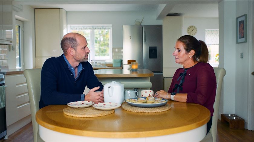 Príncipe William emociona-se em documentário sobre o impacto do suicídio